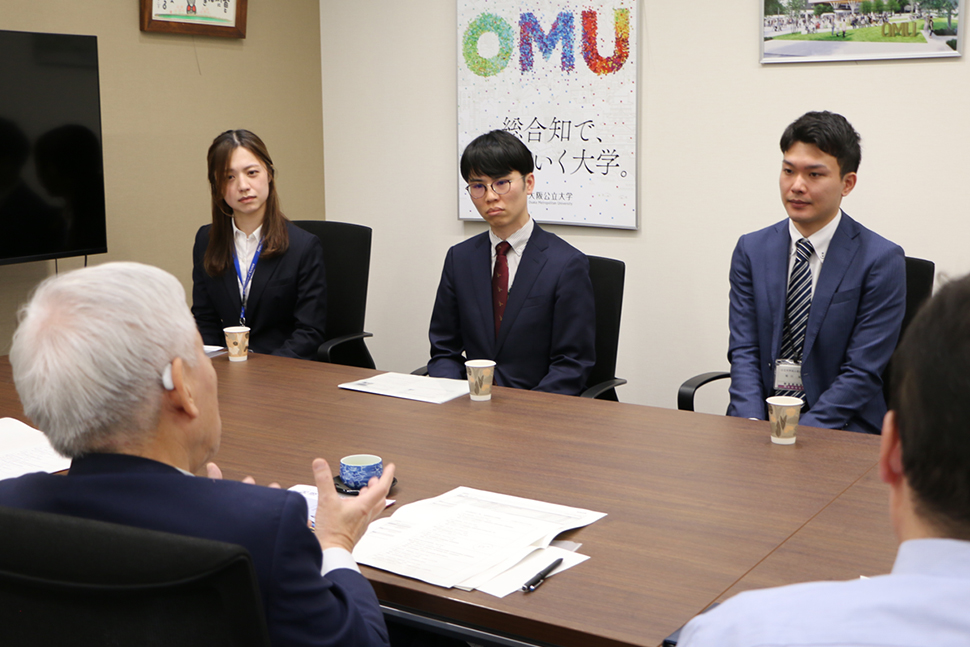 写真：理事長と職員