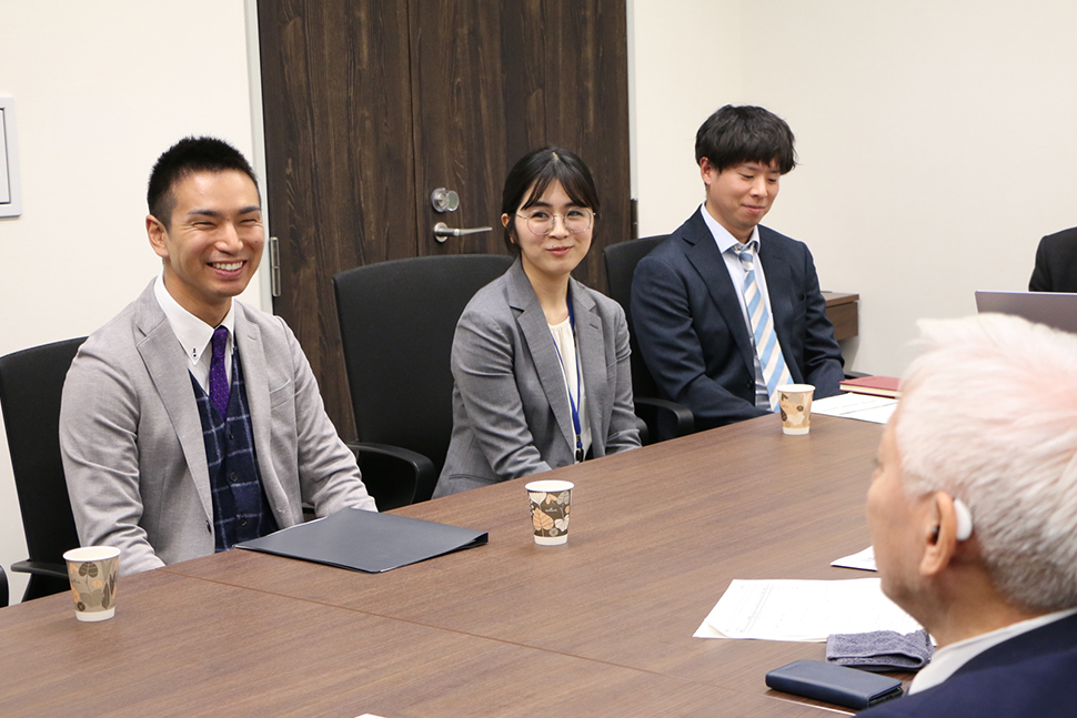 写真：理事長と職員